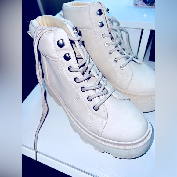 Forever 21 Women Platform Boots - Picture 3 of 4